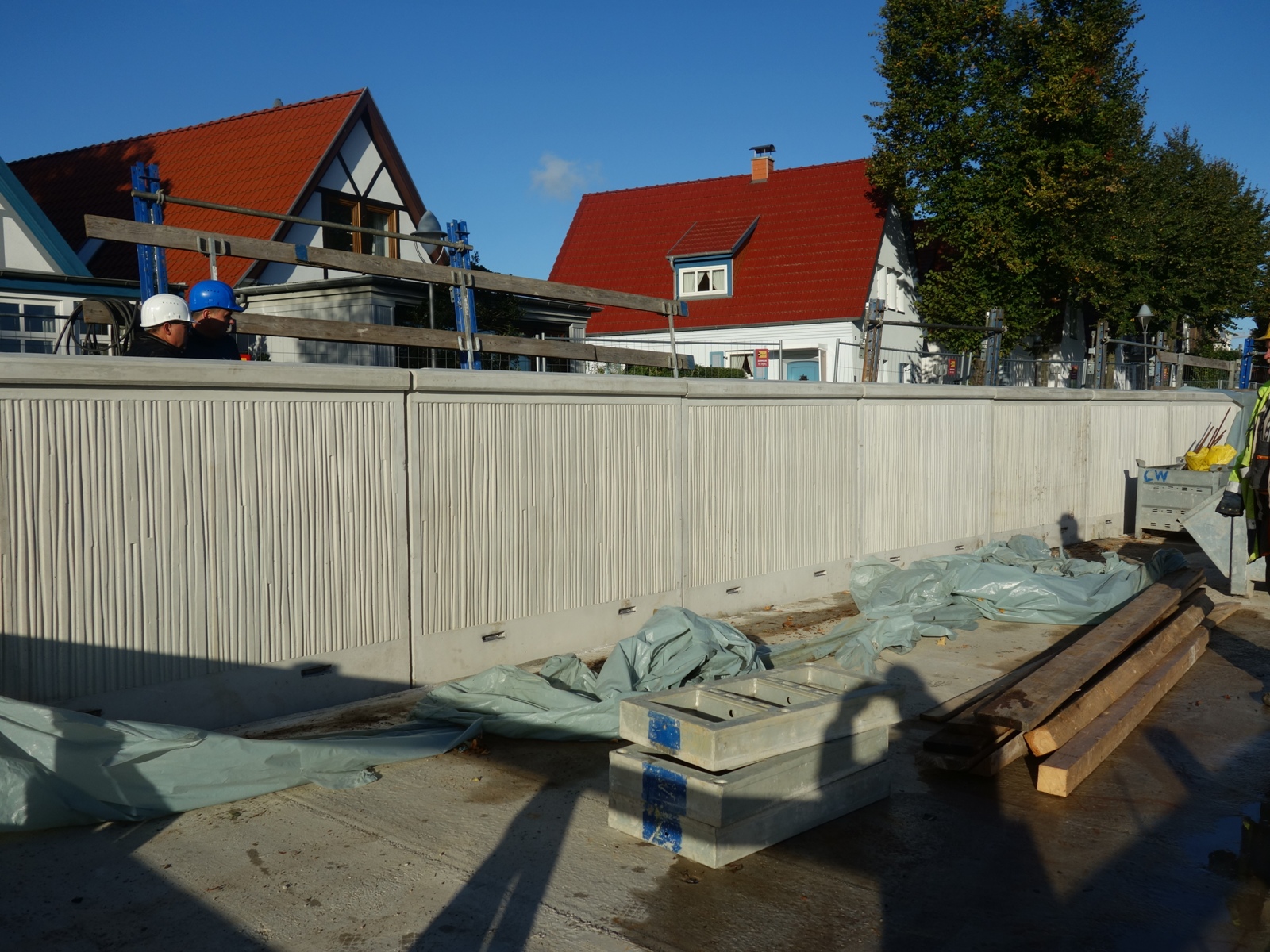 Ansichtssache: Die strukturierte Oberfläche der Betonmodule ist des Öfteren in Rostock wiederzufinden. Es lässt sich bereits erahnen, wie das spätere Gesamtbild wirkt.